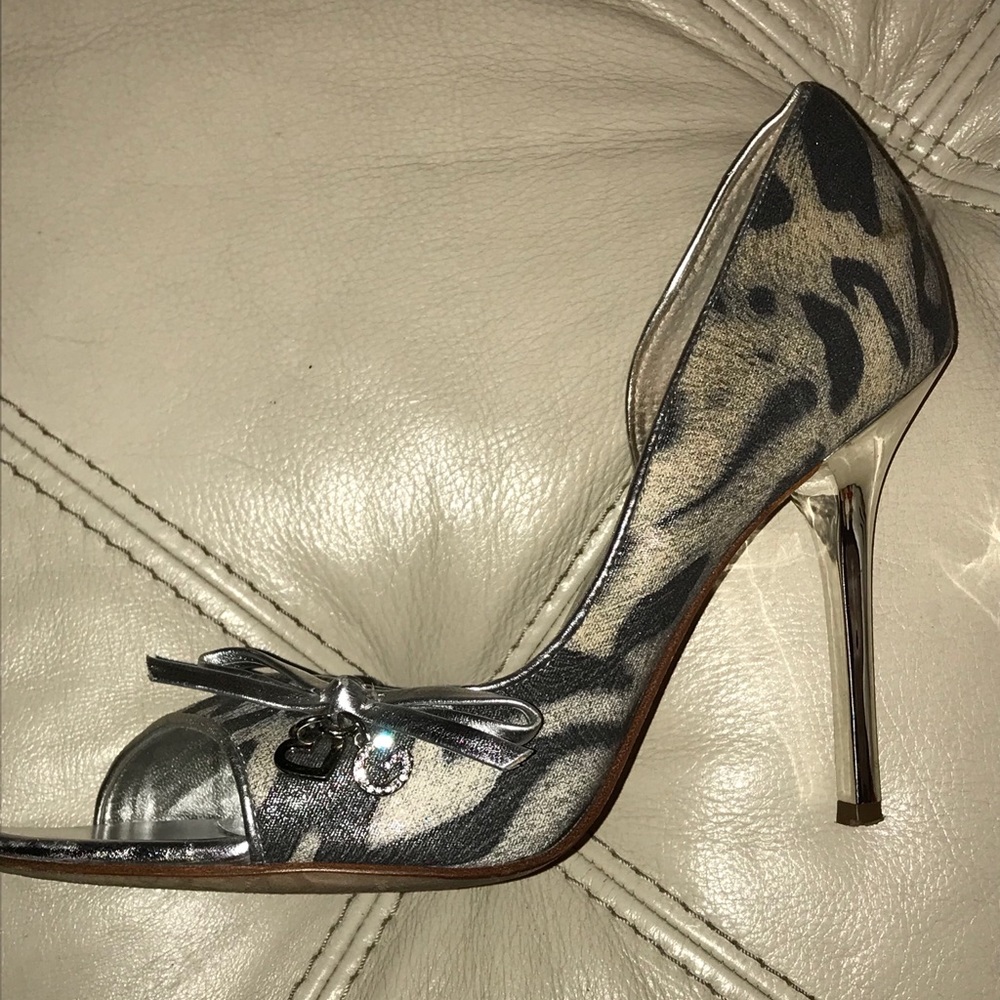Pre-loved Size 7 Guess heels